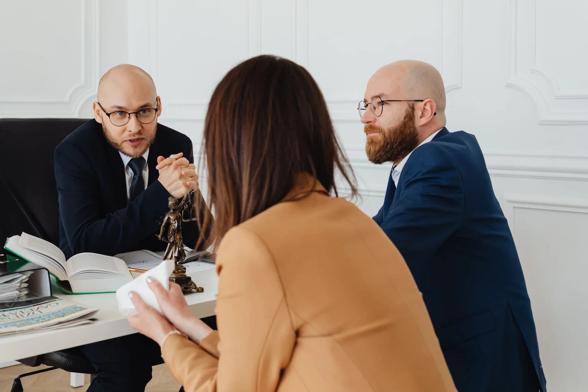 Discussione professionale tra avvocati in un ufficio moderno, focalizzandosi su questioni legali.