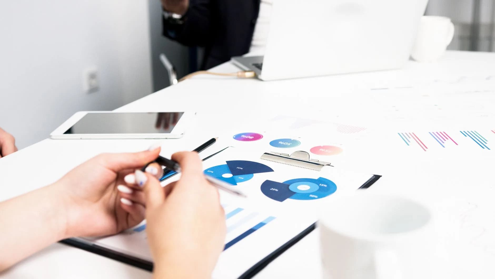 Un team analizza dati su uno schermo