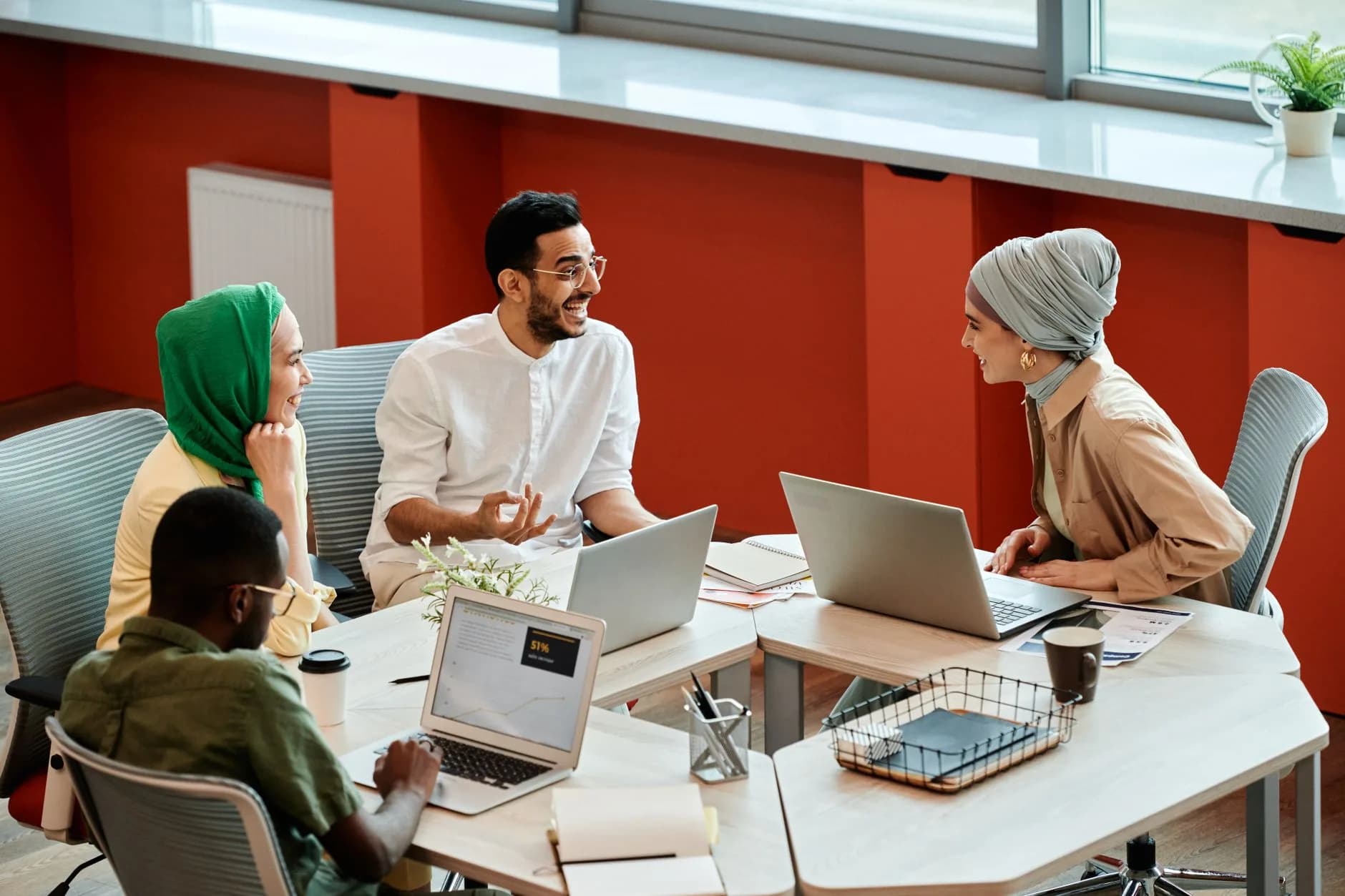 Gruppo di lavoro diversificato in riunione