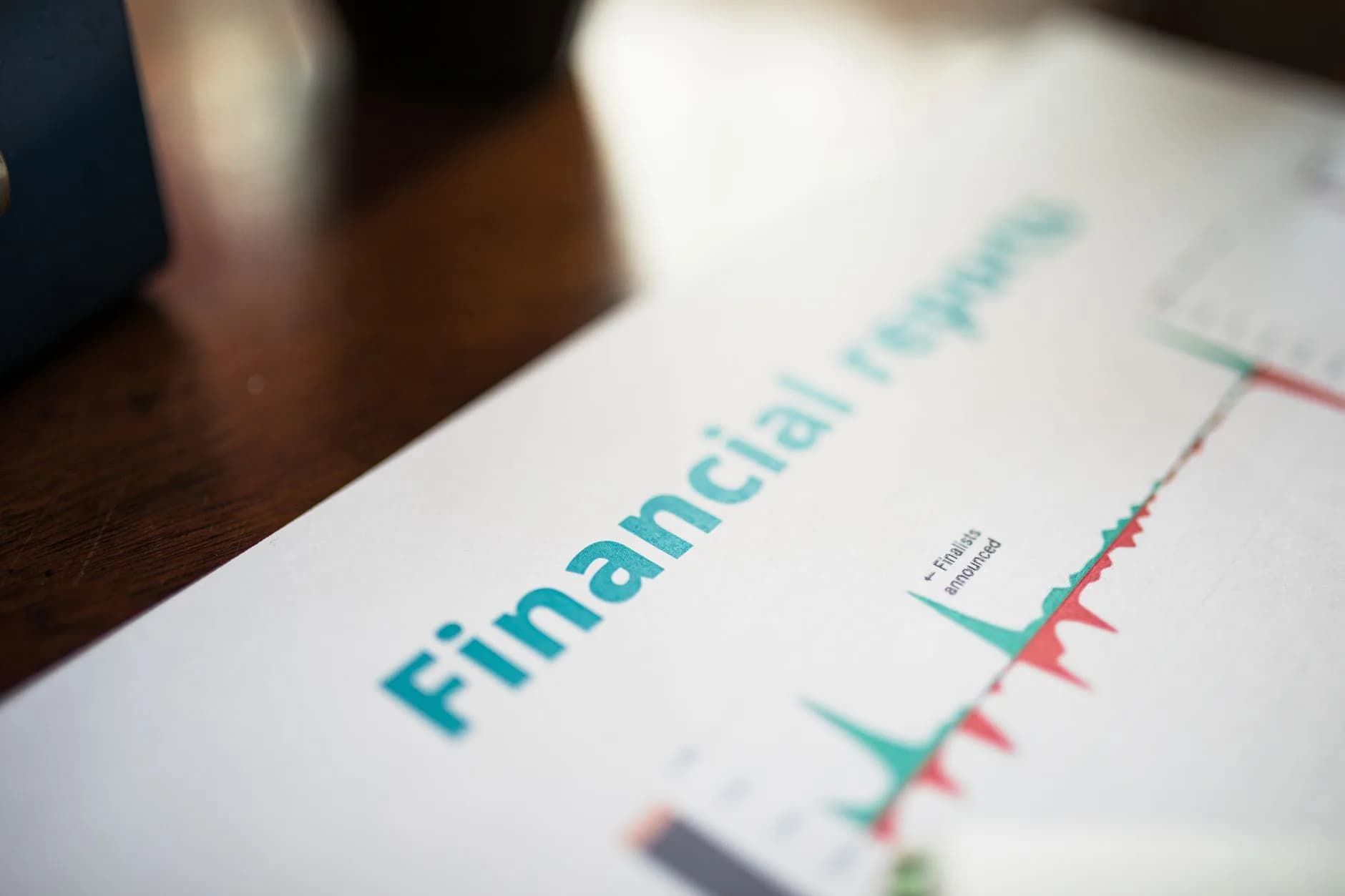 Un ufficio con computer e grafici finanziari