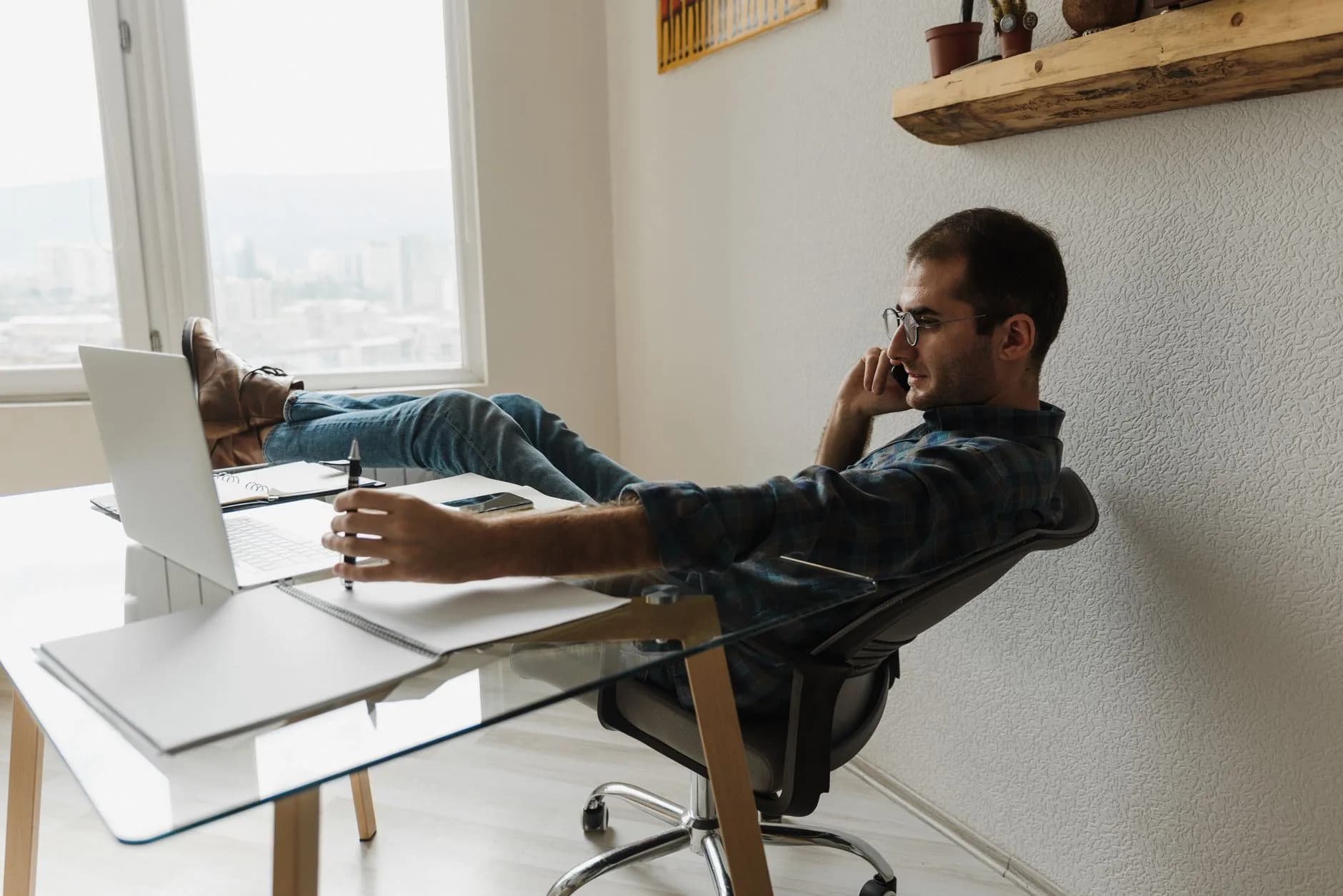 Persone che lavorano in un ufficio moderno e collaborativo