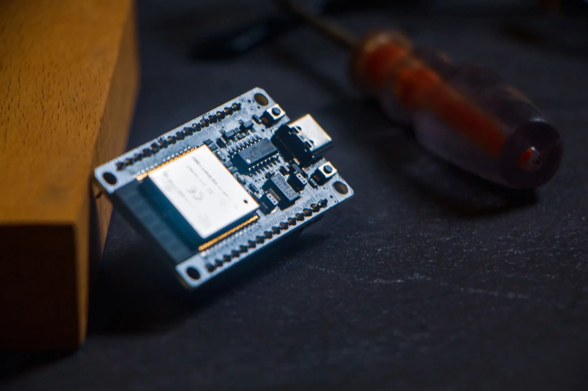 Sensori IoT installati su macchinari industriali