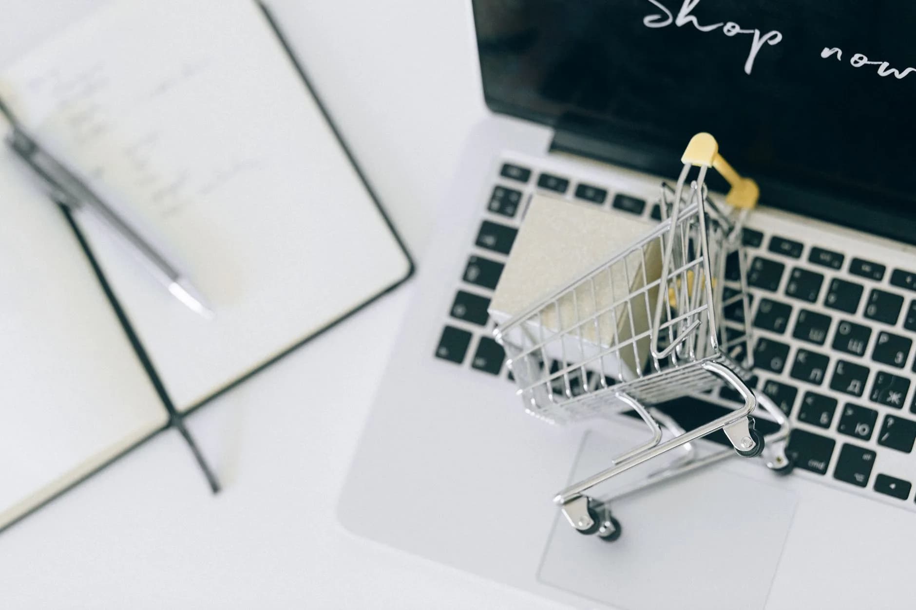 Un imprenditore che gestisce un negozio online