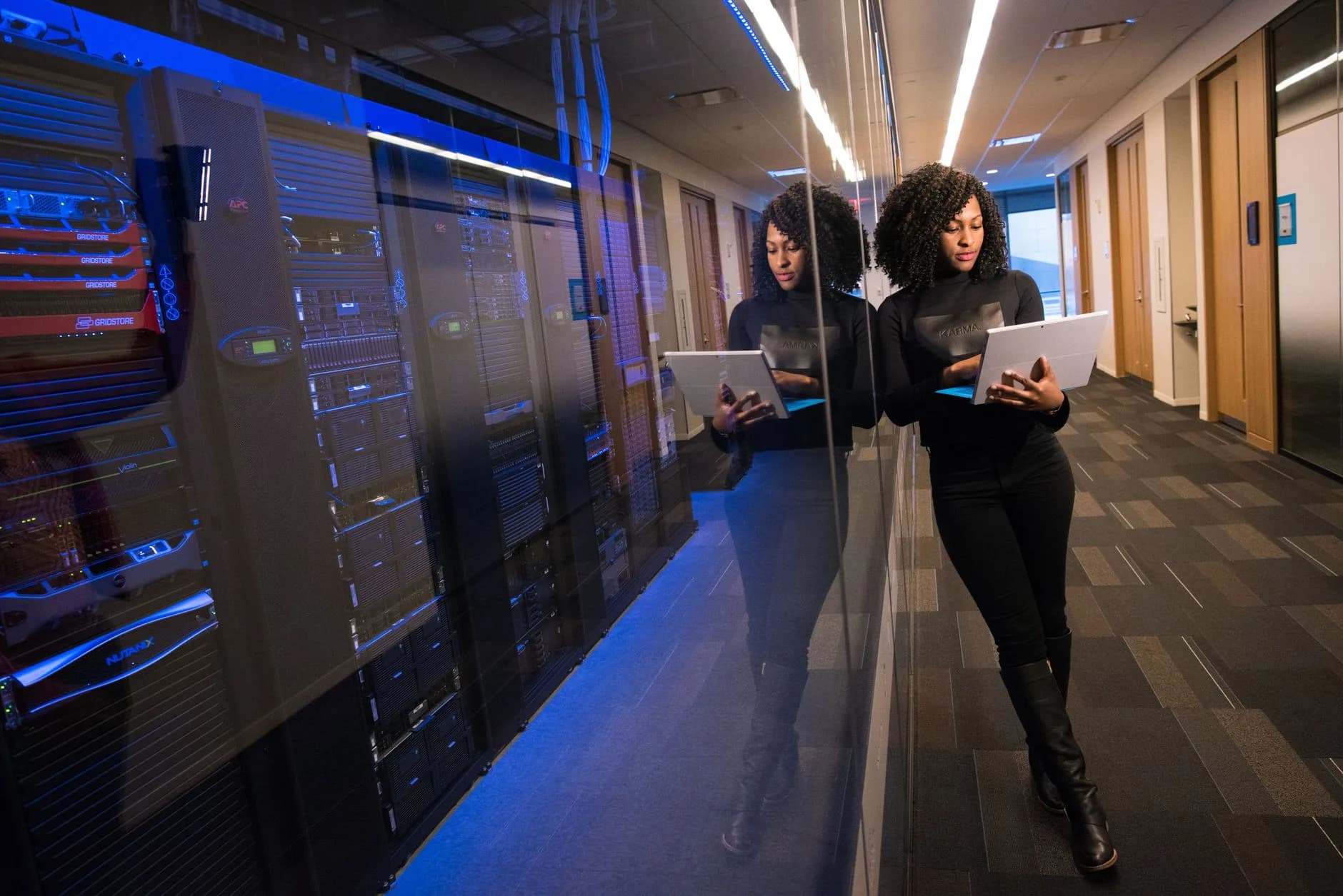 Una rappresentazione visiva del cloud computing in ufficio
