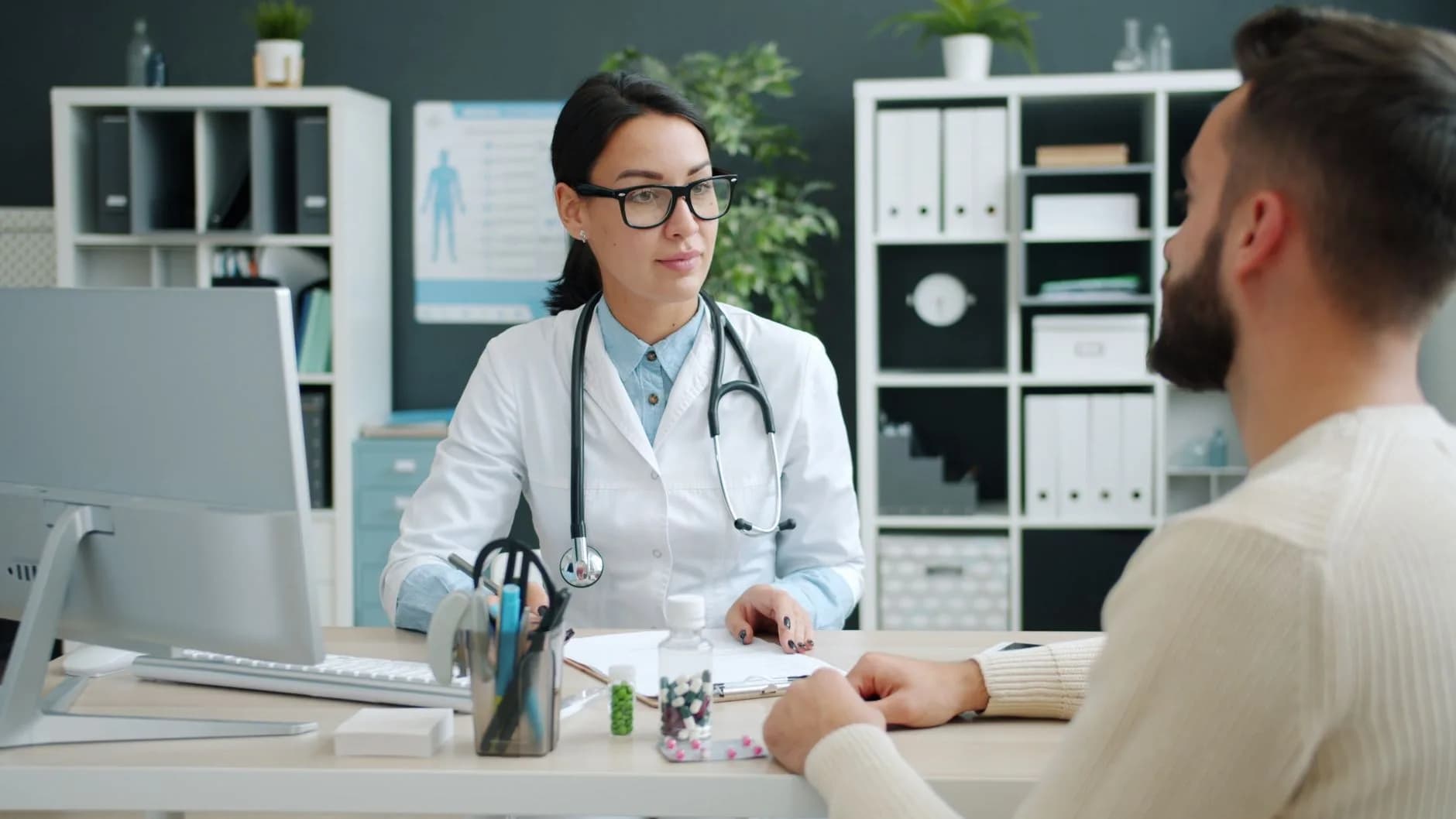 Il medico visita il paziente in una moderna clinica, discutendo le opzioni di trattamento.