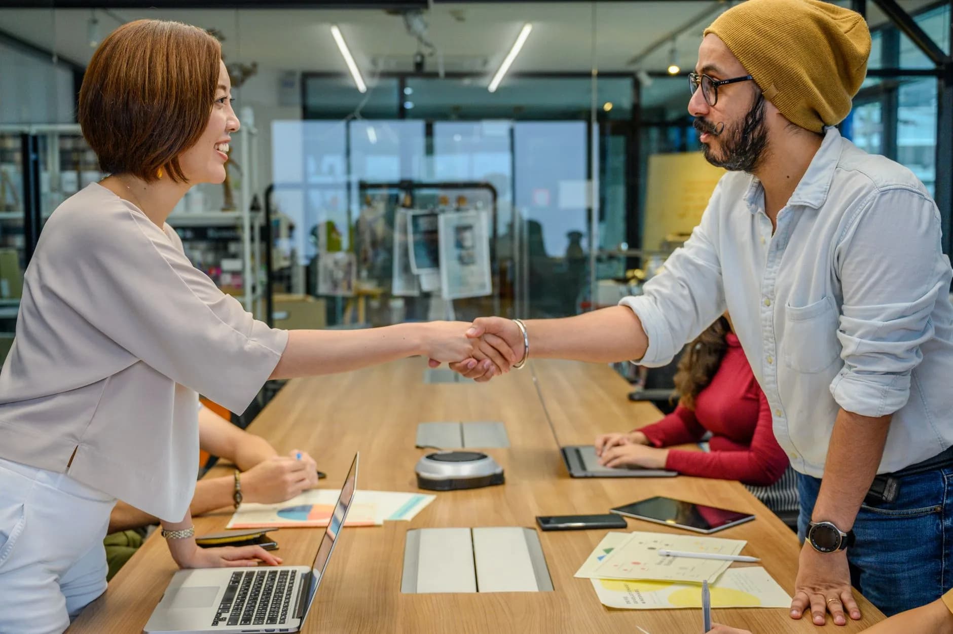 Imprenditori che discutono di una collaborazione tra PMI e startup