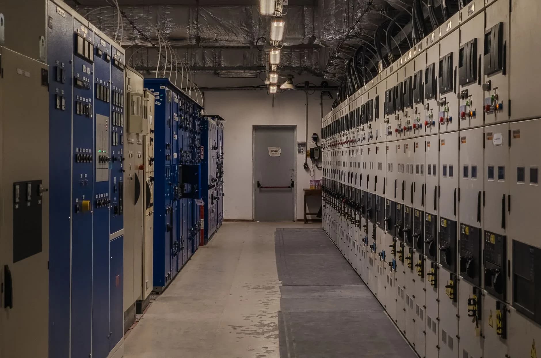 Una sofisticata sala di controllo piena di quadri elettrici e apparecchiature per scopi industriali.