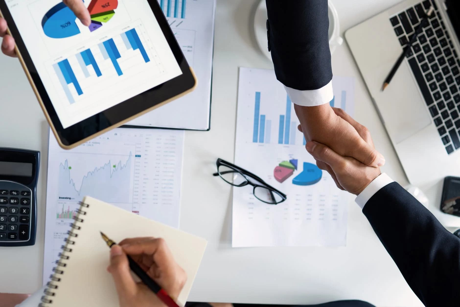 Schermata di un software CRM su un laptop