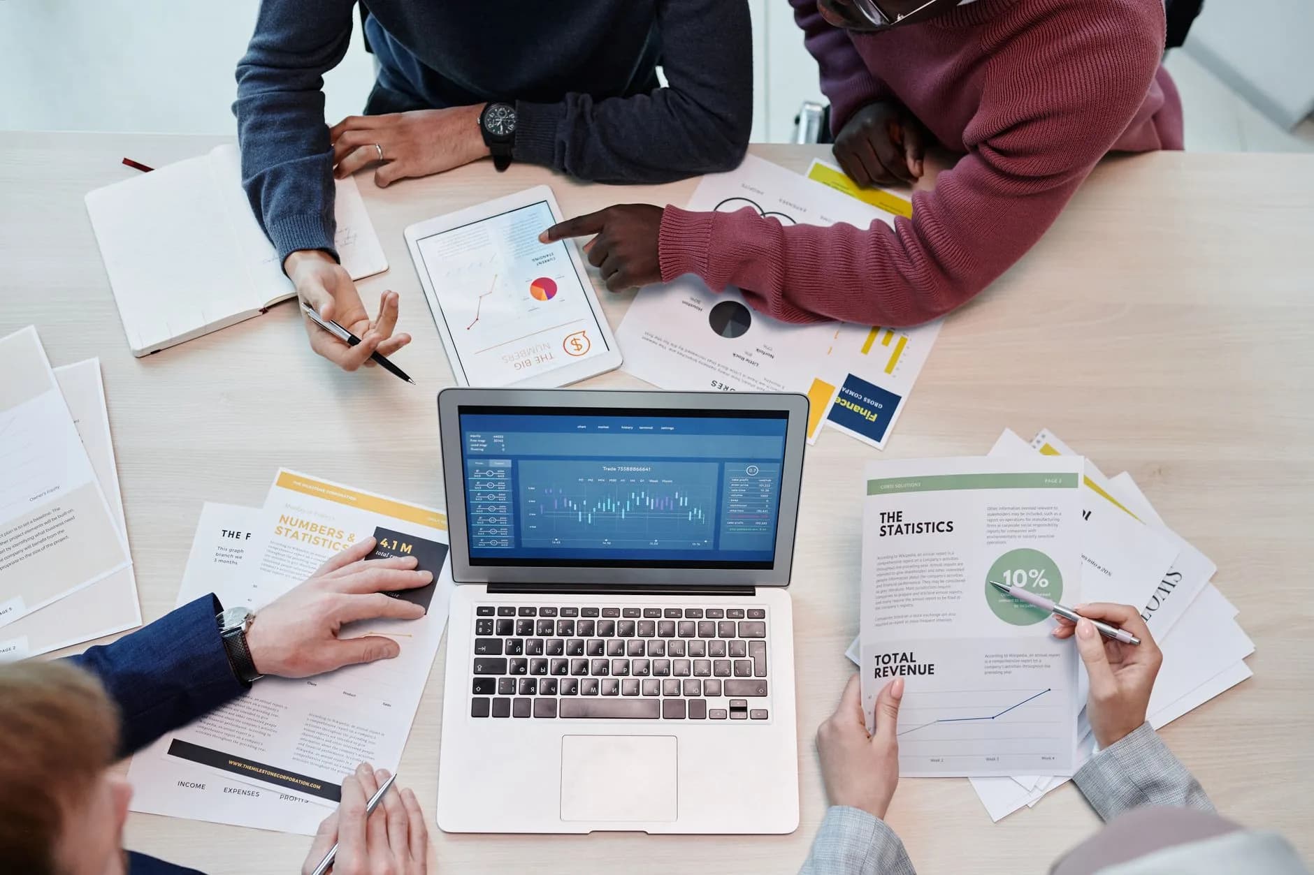 Lavoratori al computer in un ufficio moderno