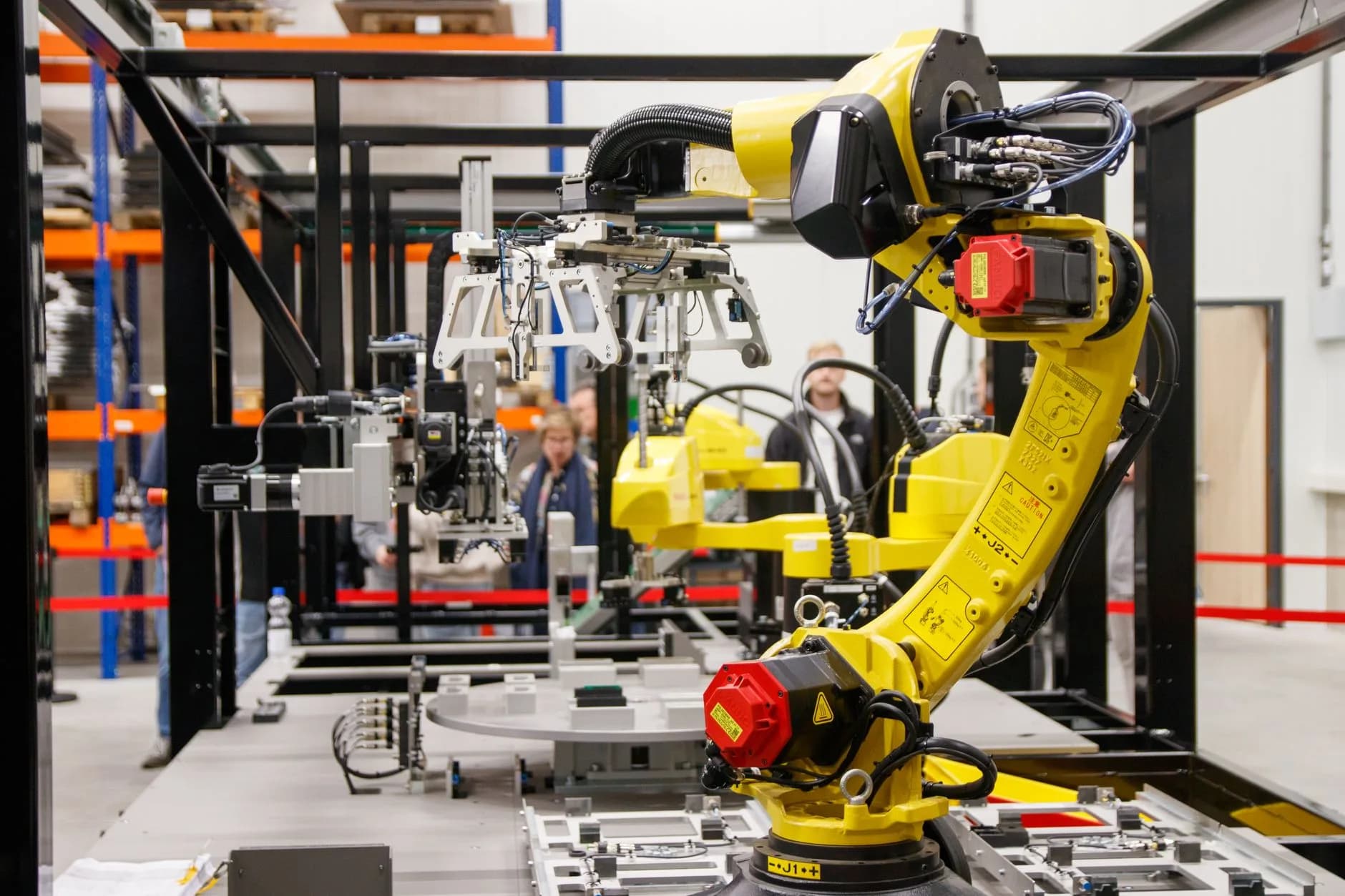Robot in una fabbrica che automatizzano la produzione