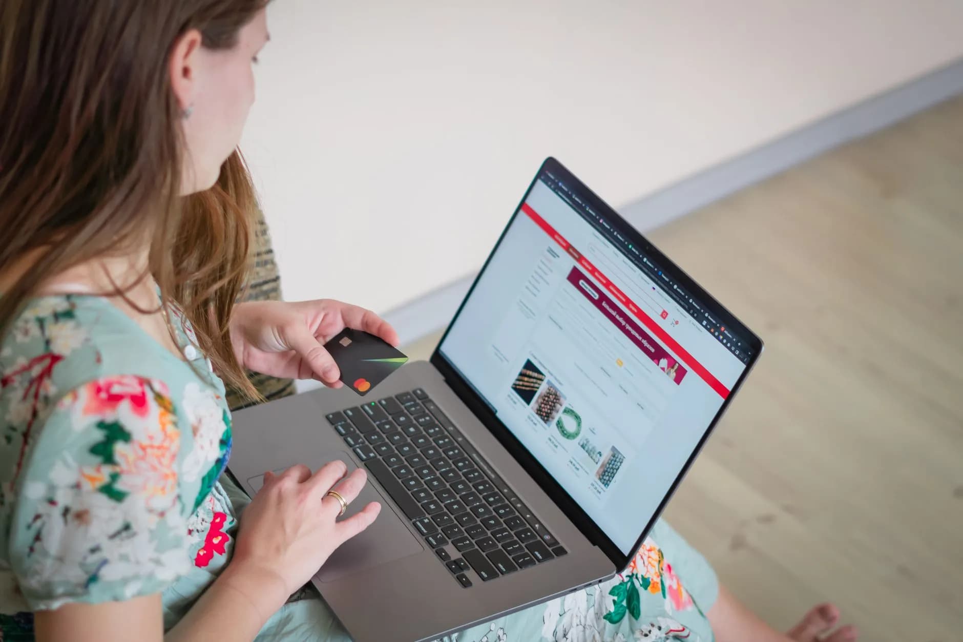 Due schermi con interfacce di Shopify e WooCommerce