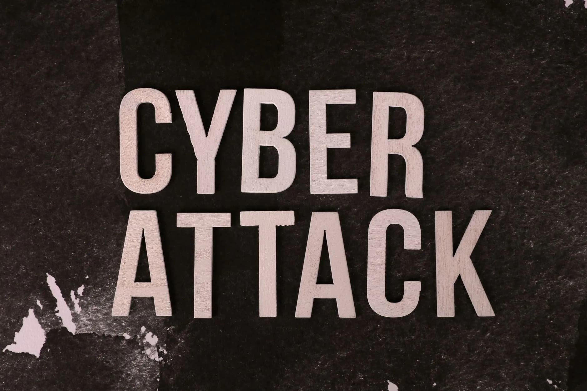 Schermo di computer con messaggio di attacco ransomware